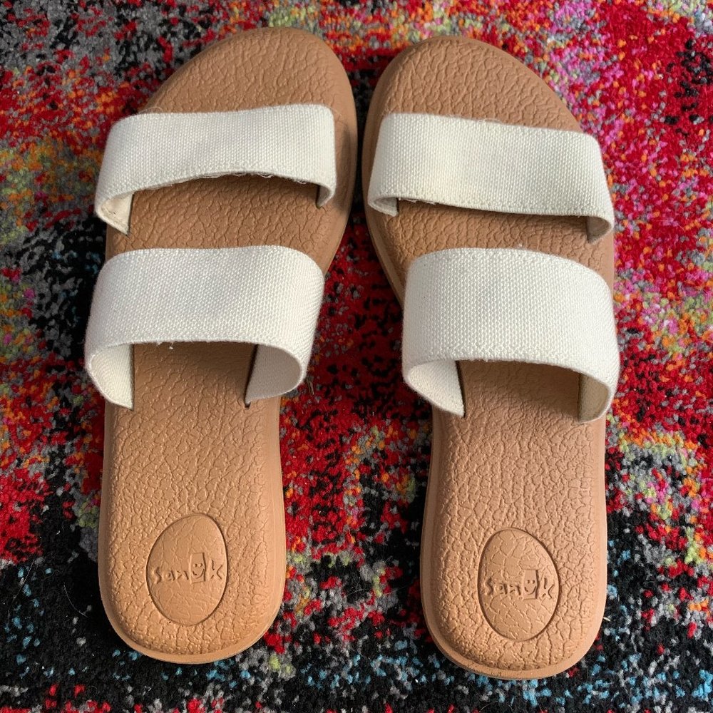 Sanuk Size 8 White/Tan Slip On Sandals